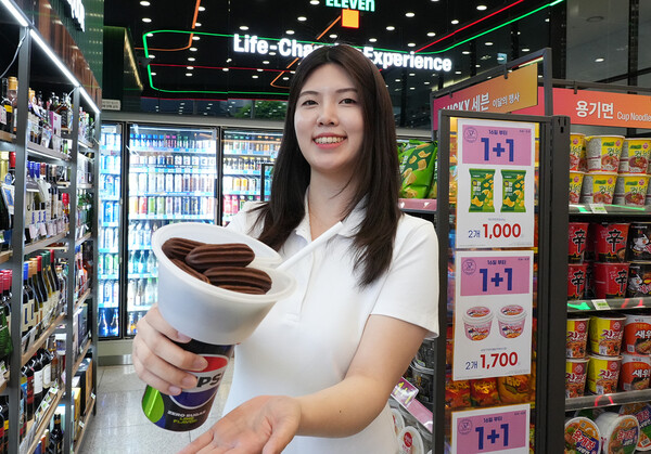 ▲세븐일레븐이 스포츠 경기 관람 성수기 시즌인 5월 맞아 캔에 끼워 먹는 즉석식품 ‘컵스’ 시리즈 2탄 ‘초코츄러스’ 출시했다. ⓒ세븐일레븐