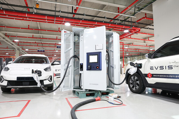 ▲특수 외함을 부착한 EVSIS의 도난방지 충전기를 테스트 중이다. ⓒ롯데이노베이트