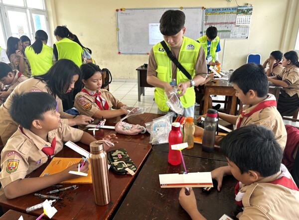 ▲지난해 8월, LS 대학생 해외봉사단 27기 단원들이 인도네시아 단비 초등학교에서 학생들을 대상으로 과학키트 만들기 체험학습을 진행하고 있다. ⓒLS