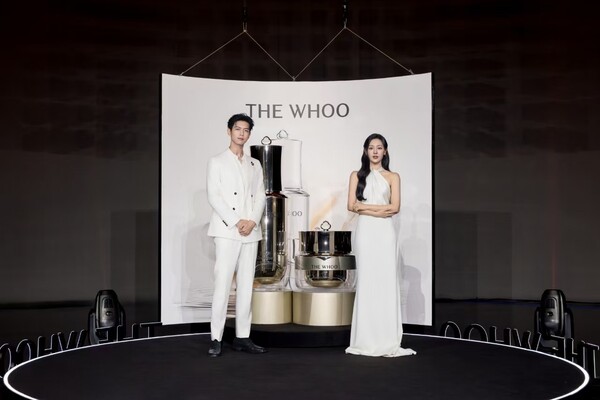 ▲LG생활건강의 럭셔리 브랜드 더후의 모델 김지원과 글로벌 앰버서더 리시엔이 5월 27일 중국 상해에서 열린 천기단 신제품 론칭 행사 '더후 비전 하우스'에 참석했다. ⓒLG생활건강