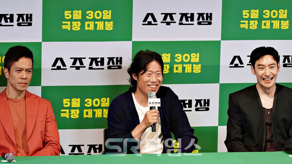 ▲'소주전쟁' 기자간담회에 참석한 바이런 만, 유해진, 이제훈(사진 왼쪽부터). ⓒ심우진 기자