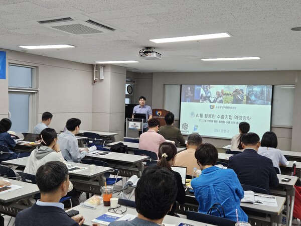▲에어블랙 문헌규 대표가 'AI를 활용한 수출기업 역량강화' 주제교육 진행을 하고 있다. ⓒ소상공인시장진흥공단 인천경기북부지역본부