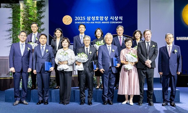 ▲삼성호암상 수상자들과 행사참석자들이5월 30일 서울신라호텔 다이너스티홀에서 열린 ‘2025 삼성호암상 시상식’에서 기념 촬영을 하고 있다. ⓒ 호암재단