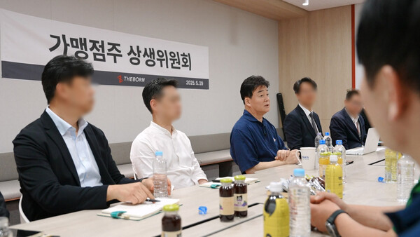 ▲백종원 더본코리아 대표(왼쪽 세 번째)가 지난달 29일 상생위원회 발족을 위한 첫 준비회의에서 발언하고 있다. ⓒ더본코리아