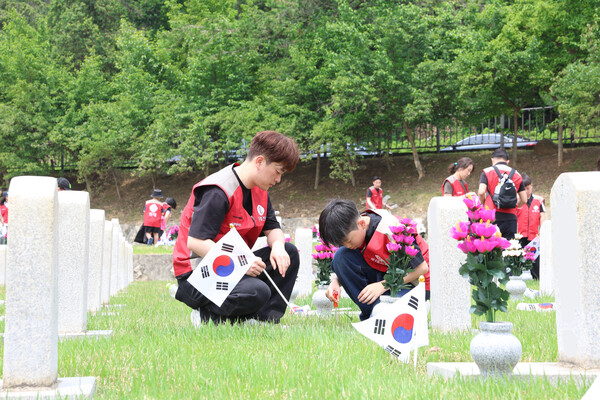 ▲샤롯데 봉사단이 묘역단장 봉사활동을 진행하는 모습. ⓒ롯데건설