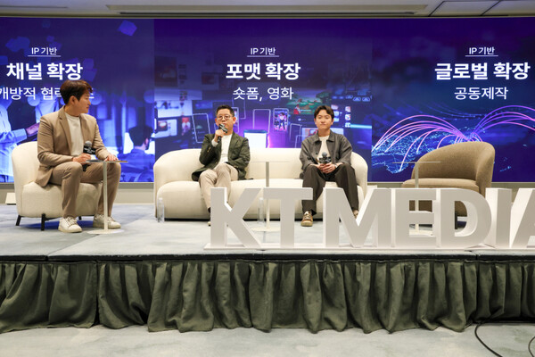 ▲정근욱 KT스튜디오지니대표(가운데)가 지난 4월 16일 서울시 강남구 안다즈 호텔에서 열린 미디어토크 간담회에서 지적재산권 가치 성장 계획에 대해 설명하고 있다. ⓒKT