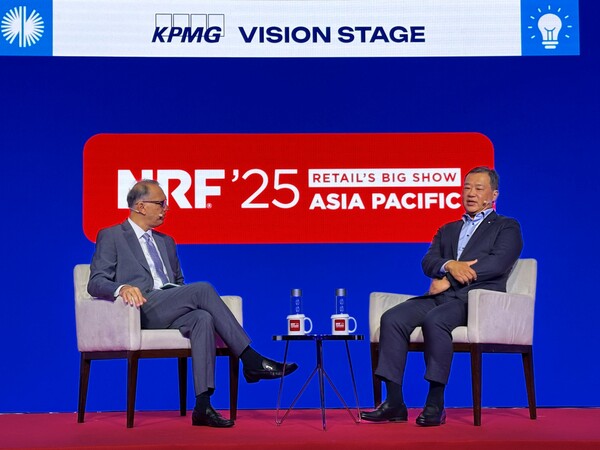 ▲지난 6월 3일 김상현 롯데유통군 총괄대표 부회장(사진 오른쪽)이 싱가포르 '마리나 베이 샌즈 싱가포르(Marina Bay Sands Singapore)' 에서 'NRF Big Show APAC 2025'에 참석해 ‘비풀 차울라(Vipul Chawla)' 페어프라이스 그룹 CEO와 대담을 나눴다. ⓒ롯데 유통군