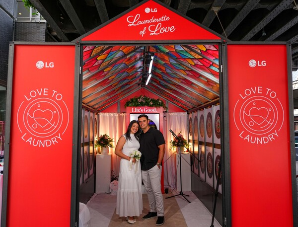 ▲LG전자가 최근 미국 뉴욕의 하이라인 파크에 스테인드글라스 무늬로 장식된 워시타워로 디자인한 공간을 마련하고, 총 10쌍의 연인들이 이곳에서 결혼서약식을 진행하도록 지원하는 '러브 투 런더리(Love to laundry)' 행사를 열었다. 사진은 결혼서약식 참가자들이 기념 사진을 촬영 중인 모습. ⓒLG전자