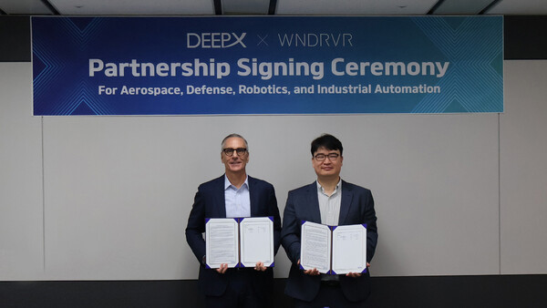 ▲(왼쪽부터) Jay Bellissimo Wind River President, 딥엑스 김녹원 대표가 업무협약 체결 후 기념촬영을 하고 있다. ⓒ딥엑스