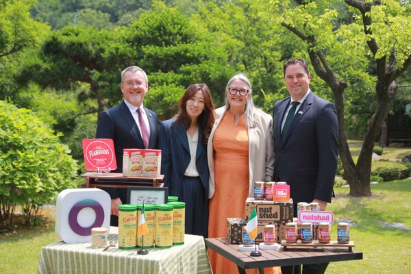 ▲(사진 왼쪽부터) 짐 오툴 (Jim O’toole) 보드비아(Bord Bia) CEO, 이선영 CJ ENM 커머스 부문 대표, 미셸 윈스롭 (Michell Winthrop) 주한 아일랜드 대사, 마틴 헤이든 (Martin Heydon) 아일랜드 농식품해양부 장관. ⓒCJ온스타일