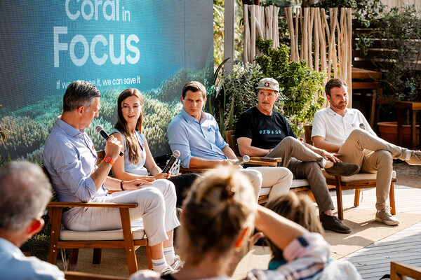▲프랑스 니스에서 열린 제3차 유엔해양총회(UNOC)의 오션하우스(Ocean House)에서 열린 삼성전자의 '코랄 인 포커스' 다큐멘터리 시사회에서 프로젝트에 참가했던 담당자들이 모여 갤럭시 카메라 기술을 활용한 산호초 복원과 다큐멘터리 제작 과정을 소개하고 있다. ⓒ삼성전자