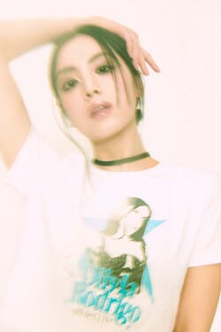 ▲스파오·유니버설 스튜디오의 올리비아 로드리고 반팔 티셔츠 화보. ⓒ이랜드