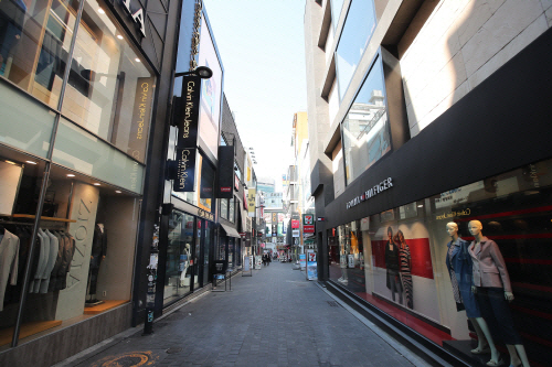 관광객 감소로 한산한 명동 거리