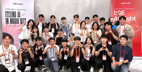 ▲LGE AI Night에 참가한 학생들이 기념 사진을 촬영하고 있다. ⓒLG전자