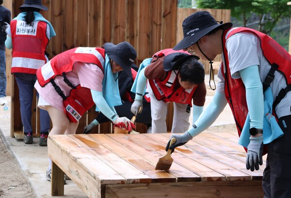 ▲아모레퍼시픽공감재단이 민관학 연합 봉사체 ‘용산 드래곤즈’ 및 서울시 소재 기업·재단과 함께 경북 안동시에서산불 피해 이재민을 위한 봉사활동을 진행했다. ⓒ아모레퍼시픽