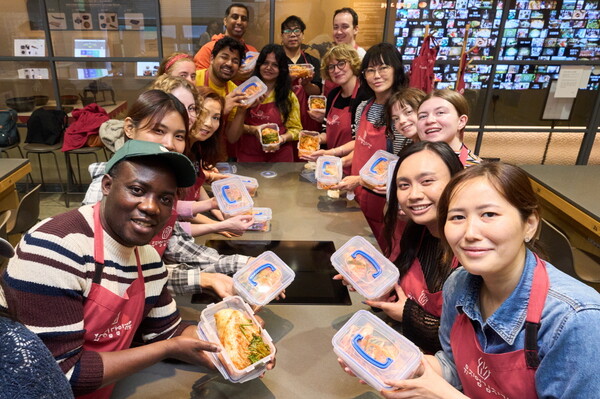 ▲풀무원 뮤지엄김치간의 외국인 김치 체험 프로그램에 참여한 관람객들이 체험 후 기념촬영을 하고 있다. ⓒ풀무원