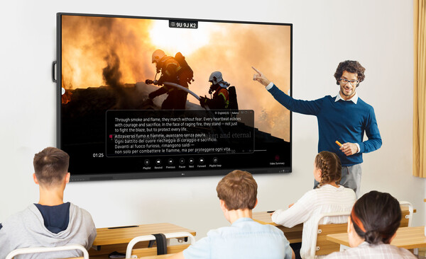 ▲LG 전자칠판 신제품(모델명: TR3DQ)의 ‘AI 실시간 번역(Live Subtitle/Translation)’ 기능으로 수업이 진행되고 있다. ⓒLG전자