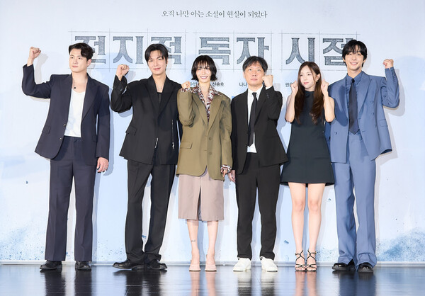 ▲'전지적 독자 시점' 제작보고회에 참석한 신승호, 이민호, 나나, 김병우 감독, 채수빈, 안효섭(사진 왼쪽부터). ⓒ롯데엔터테인먼트