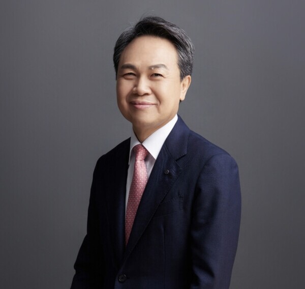 ▲신한금융그룹은 고객과의 상생을 위해 저축은행 중신용 고객의 신용 개선과 금융비용 감면을 지원하는 ‘Bring-Up&Value-Up 프로젝트’를 실시한지 9개월 만에 누적 대출 실행액 100억원을 돌파했다고 19일 밝혔다. ⓒ 신한금융그룹