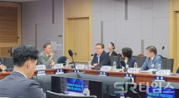 ▲김명준 국토교통부 소비자보호기획단장(사진 왼쪽 두번째)이 종합토론에서 발언하고 있다. ⓒ최나리 기자