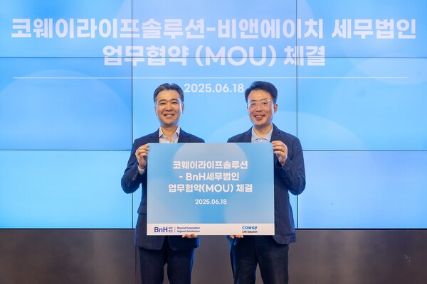 ▲지난 18일 서울 구로구 지타워 코웨이라이프솔루션 본사에서 열린 협약식에서 김명곤 코웨이라이프솔루션 대표(사진 오른쪽)와 이명수 BnH세무법인 부대표가 기념 촬영을 하고 있다. ⓒ코웨이