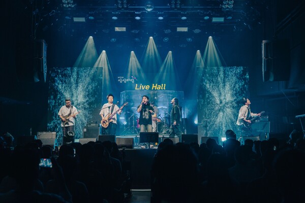 ▲KT&G 상상마당 부산이 지역 기반 뮤지션 육성 ‘인디 온 스포트라이트6’ 프로그램 합동 공연을 지난 21일 상상마당 부산 라이브홀에서 진행했다. 사진은 ‘인디 온 스포트라이트6’의 멘티 아티스트 ‘리제스트’ 가 멘토 아티스트 ‘브로큰 발렌타인’과 공연하는 모습. ⓒKT&G