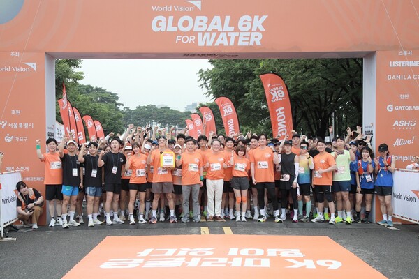 ▲ 지난 21일 서울 마포구 평화의공원에서 개최된 ‘2025 글로벌 6K 마라톤’ 행사에 참여한 iM금융그룹 임직원 100여명이 기념사진을 찍고 있다. ⓒiM금융그룹