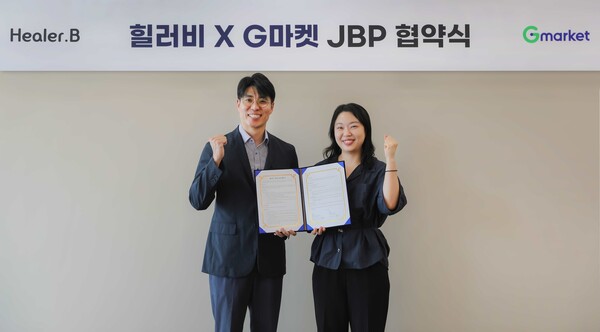 ▲서울 강남구 G마켓 본사에서 열린 업무 협약식에서 조성훈 힐러비 브랜드커머스 그룹장(사진 왼쪽)과 유보연 G마켓 뷰티 팀장이 기념 촬영을 하고 있다. ⓒ코웨이