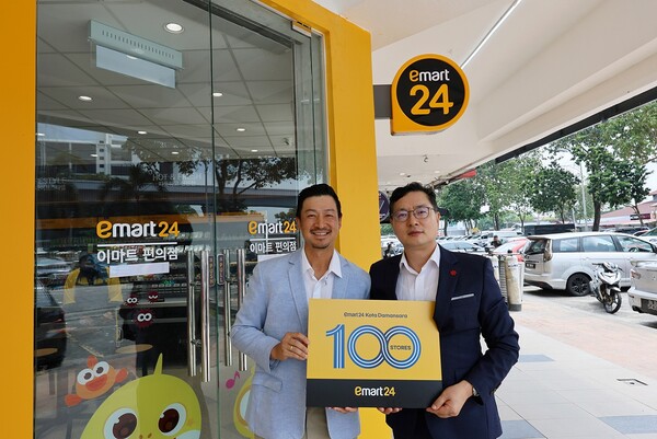 ▲강인석 이마트24 영업지원담당 상무(사진 오른쪽)와 뷔통 팡(Vuitton Pang) 이마트24 말레이시아 CEO가 100호점 매장 앞에서 기념촬영을 하고 있다. ⓒ이마트24