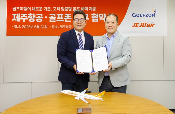 ▲골프존이 제주항공과 업무 제휴를 통해 양사 골프 멤버십 서비스 연계 혜택을 선보인다. 사진은 지난 24일 진행된 업무 협약식에서 손장순 골프존 플랫폼사업부장(사진 왼쪽)과 정재필 제주항공 커머셜본부장이 기념사진을 촬영하고 있다. ⓒ골프존