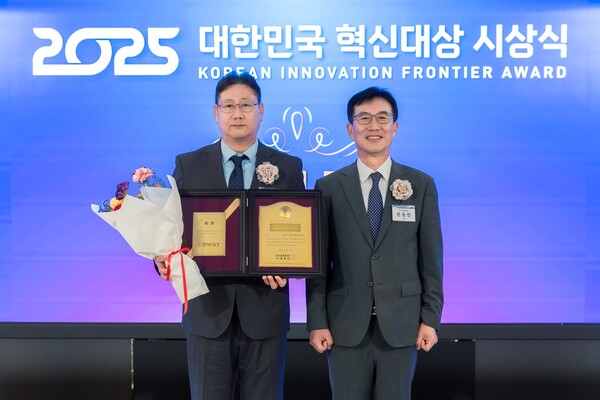 ▲2025 대한민국 혁신대상 시상식에서 이현희 코웨이 비렉스 개발실장(사진 왼쪽)과 문동민 한국표준협회장이 기념촬영을 하고 있다. ⓒ코웨이