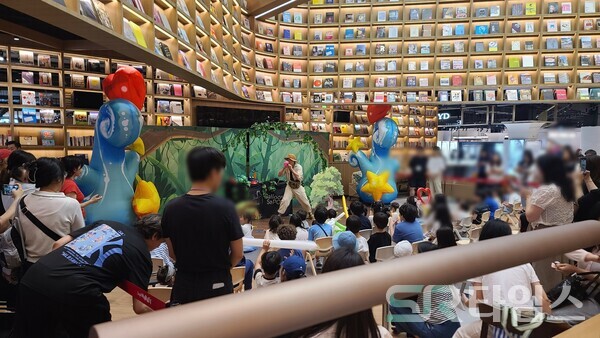 ▲26일 스타필드 마켓 킨텍스점 1층 북 그라운드에서 진행되고 있는 참여형 키즈 공연 '벌룬매직쇼' 현장. ⓒ박현주 기자