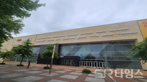 ▲스타필드 마켓 킨텍스 외관 벽에 붙어있는 올리브영, 다이소, 스타벅스 등 인기 브랜드들. ⓒ박현주 기자