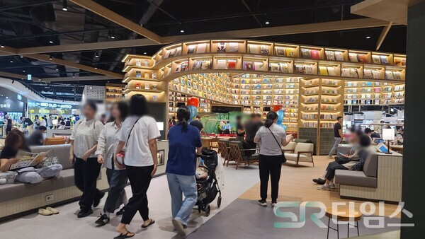 ▲스타필드 마켓 킨텍스 1층 북 그라운드 전경. 오고가는 객들이 앉아 쉬고 있다. ⓒ박현주 기자