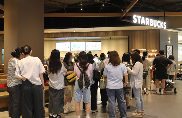 ▲26일 스타필드 마켓 킨텍스점 오픈을 맞아 스타벅스에 줄 선 고객들. ⓒ이마트