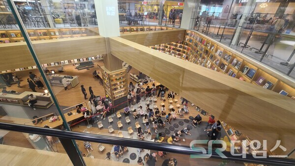▲스타필드 마켓 킨텍스 2층에서 내려다본 1층 휴식·문화 공간. ⓒ박현주 기자