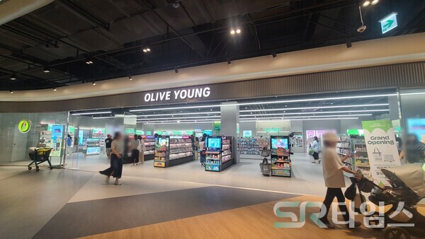 ▲스타필드 마켓 킨텍스 1층에 대규모로 들어선 CJ올리브영 매장. ⓒ박현주 기자