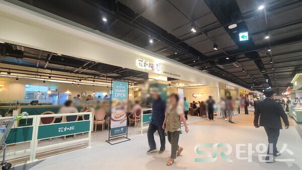 ▲2층에 F&B 브랜드가 들어선 가운데 오고가는 객들. ⓒ박현주 기자