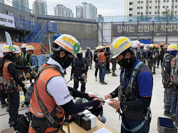 ▲DL건설 건설현장에서 근로자들이 혹서기 대비 물품을 받고 있다. ⓒDL건설