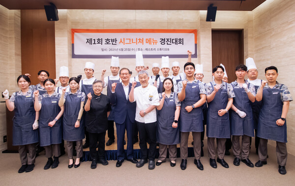 ▲이정호 호반그룹 레저부문 부회장(사진 왼쪽 다섯번째)을 비롯해 조희숙 한식공간 셰프(대표), 김주영  흑송 우동소바 셰프(대표) 등 관계자와 결선 참가자들이 기념 촬영하는 모습. ⓒ호반그룹