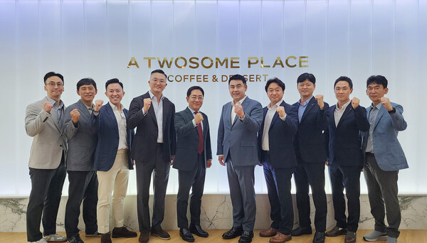 ▲(가운데 오른쪽) 김경엽 롯데이노베이트 대표이사, (가운데 왼쪽) 문영주 투썸플레이스 대표이사가 업무협약을 체결하고 기념촬영을 하고 있다. ⓒ롯데이노베이트