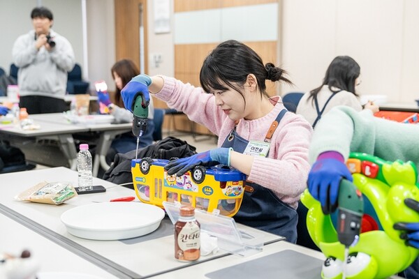 ▲롯데는 지난 4월 9일 서울시 송파구 롯데월드타워에서 대학생 봉사단 ‘밸유 for ESG(이하 밸유 봉사단)’ 3기 해단식을 진행했다.  ⓒ 롯데지주