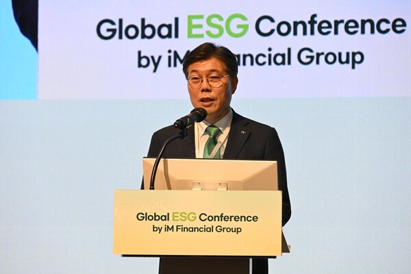 ▲황병우 iM금융그룹 회장이 27일 서울 대한상공회의소 국제회의장에서 열린 ‘Global ESG Conference’에서 인사말을 하고 있다. ⓒiM금융그룹