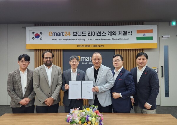 ▲ 이마트24가 30일 이마트24 본사에서 인도시장 1세대 한인 사업가 피터정, 인도 현지 부동산 디벨로퍼인 '솔리테어'와 브랜드 라이선스 계약을 체결했다. ⓒ 이마트24