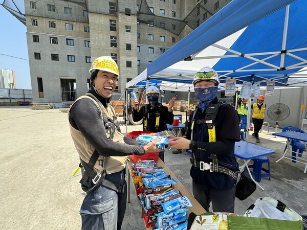 ▲파주 운정신도시 우미린 더센텀 현장의 폭염 휴식시간 모습. ⓒ우미건설