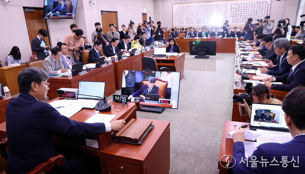 ▲이춘석 국회 법제사법위원장이 1일 오후 서울 여의도 국회에서 열린 법제사법위원회 전체회의를 주재하고 있다. ⓒ서울뉴스통신