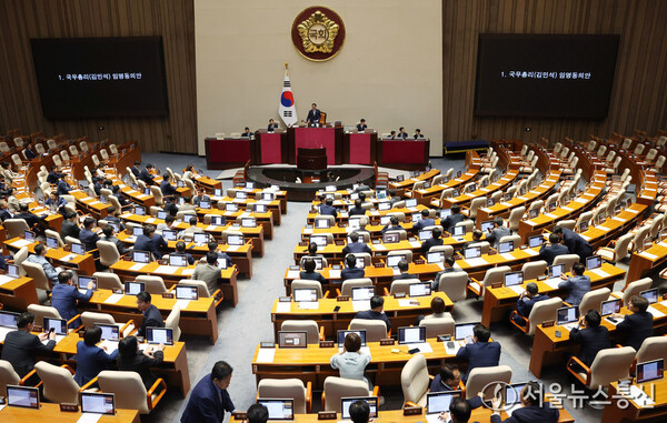 ▲우원식 국회의장이 3일 오후 서울 여의도 국회에서 열린 제426회 국회(임시회) 제4차 본회의에서 국민의힘 불참 속에 김민석 국무총리 임명동의안 통과를 알리고 있다. ⓒ서울뉴스통신