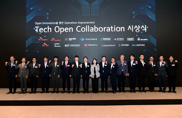 ▲4일 공모전 시상식에서 김형근 SK에코플랜트 사장(사진 왼쪽 여덟번째)을 비롯한 수상자와 관계자들이 기념 촬영하는 모습. ⓒSK에코플랜트