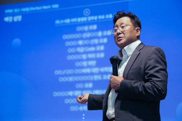 ▲김병철 KDB생명 수석부사장이 지난 1일 열린 ‘임직원 대상 타운홀 미팅’에서 신규 캠페인 실시 목적과 방향성에 대해 설명하고 있다. ⓒKDB생명