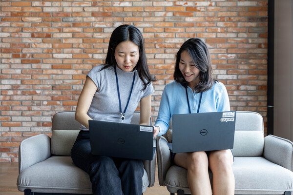 ▲CFDP를 통해 쿠팡에 입사한 구현지 씨(왼쪽)와 조한나 씨가 사내 라운지에서 노트북을 보며 업무에 대해 의견을 나누고 있다. ⓒ쿠팡